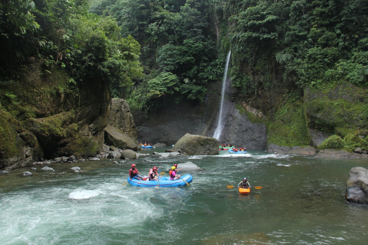 Turrialba-lots-rafting