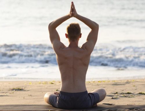 Beneficios de practicar yoga en las playas de Costa Rica