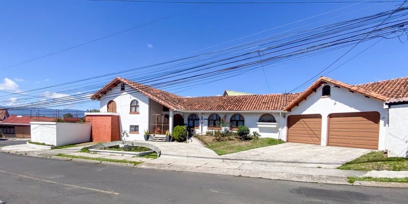 Delightful-multi-level-classic-house-in-centric-zone-1