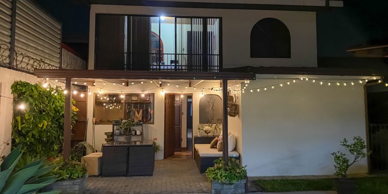 FOR-SALE-Warm-and-roomy-house-with-natural-wood-details-1