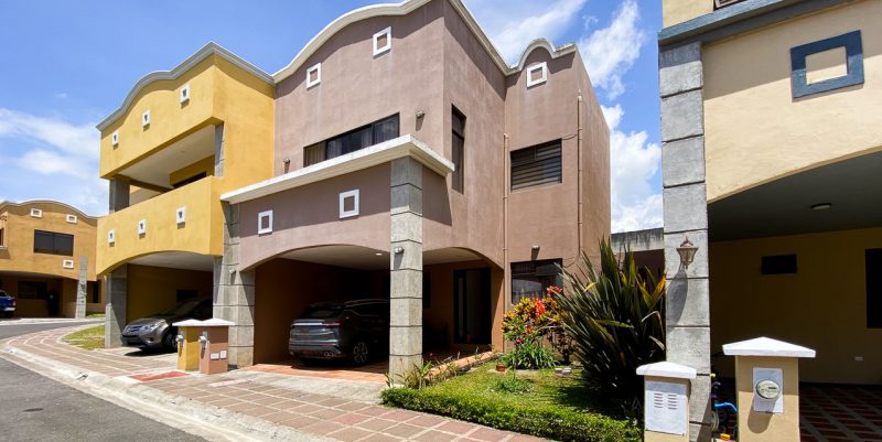 Two-story-house-with-Patio-in-Condominio-Antares-18